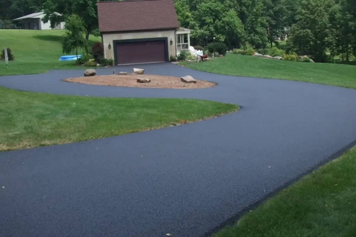 About us – Customer-Focused Service at Asphalt Driveways Auckland Happy customers with finished driveway by Asphalt Driveways Auckland in the About us section.